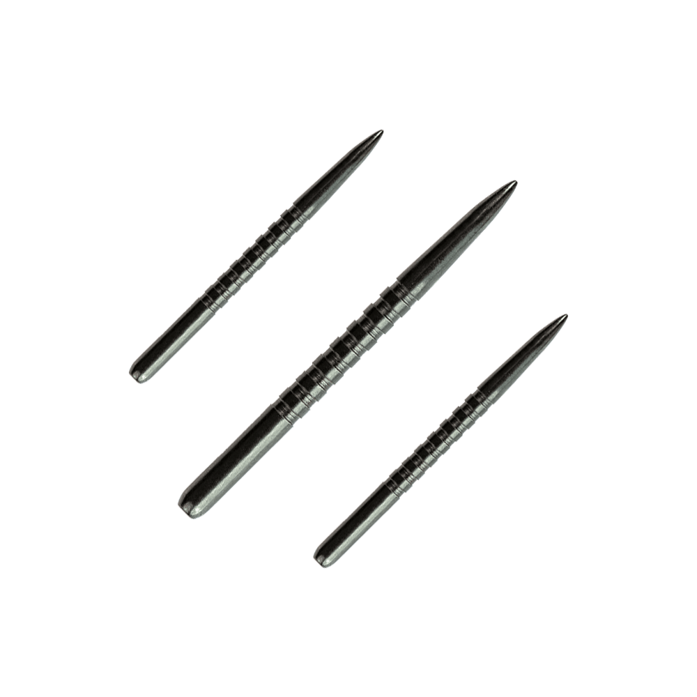 57751_Bulls_GP3_Steeldartspitzen_Schwarz_34mm_1 Das Bild zeigt drei schwarze Steeldartspitzen der Marke Bulls GP3. Sie sind länglich, aus Metall und besitzen feine Rillen zur besseren Griffigkeit.