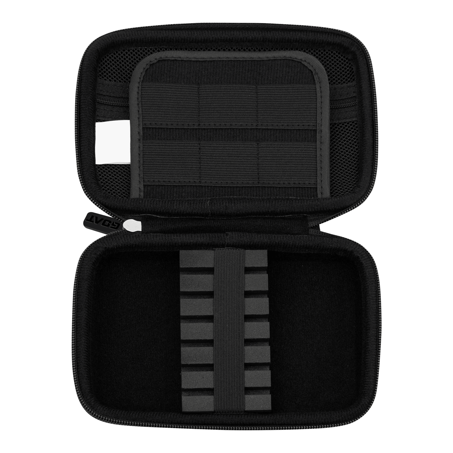 Das Bild zeigt das offene Etui des Produkts "GOAT Locker XL Dartwallet". Im Inneren befinden sich elastische Halterungen und Fächer zur sicheren Aufbewahrung von Dartzubehör.