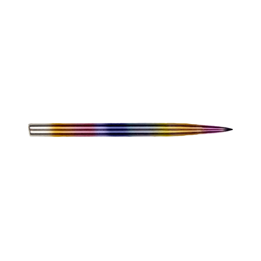Das Bild zeigt eine bunte, metallische Dartspitze. Die Spitze hat einen Regenbogenfarbverlauf und ist schlank und spitz zulaufend.