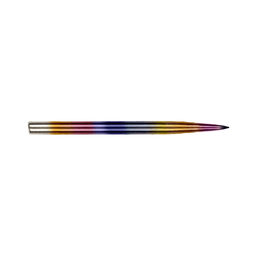 BU57614_BullsNL_Rainbow_Steeldartspitzen_35mm_2 Das Bild zeigt eine bunte, metallische Dartspitze. Die Spitze hat einen Regenbogenfarbverlauf und ist schlank und spitz zulaufend.