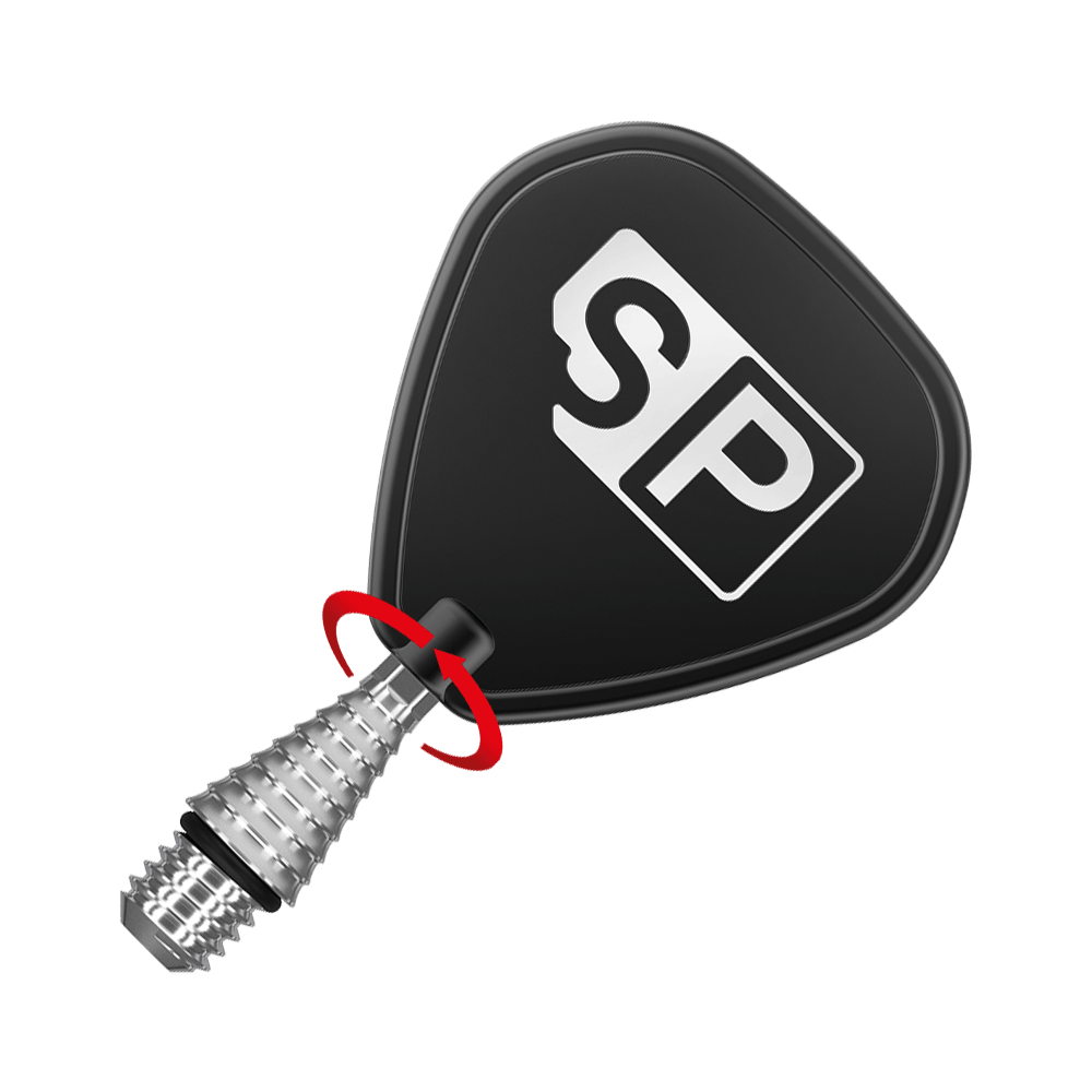 Das Bild zeigt eine schwarze Dartflightscheibe mit der weißen Aufschrift "SP". Am unteren Rand ist eine silberne, gerillte Dartspitze zu sehen.