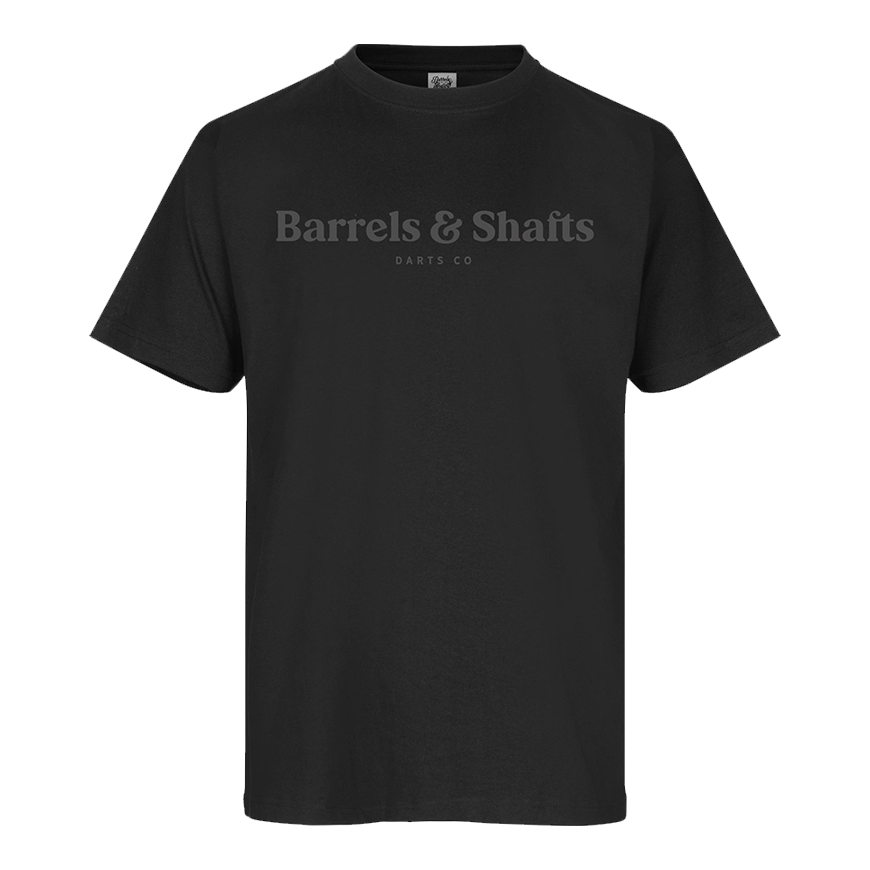 Barrels and Shafts T-Shirt - Schwarz Das Bild zeigt ein schwarzes T-Shirt mit dem Aufdruck "Barrels & Shafts" auf der Vorderseite. Unter dem Schriftzug steht in kleinerer Schrift "DARTS CO".