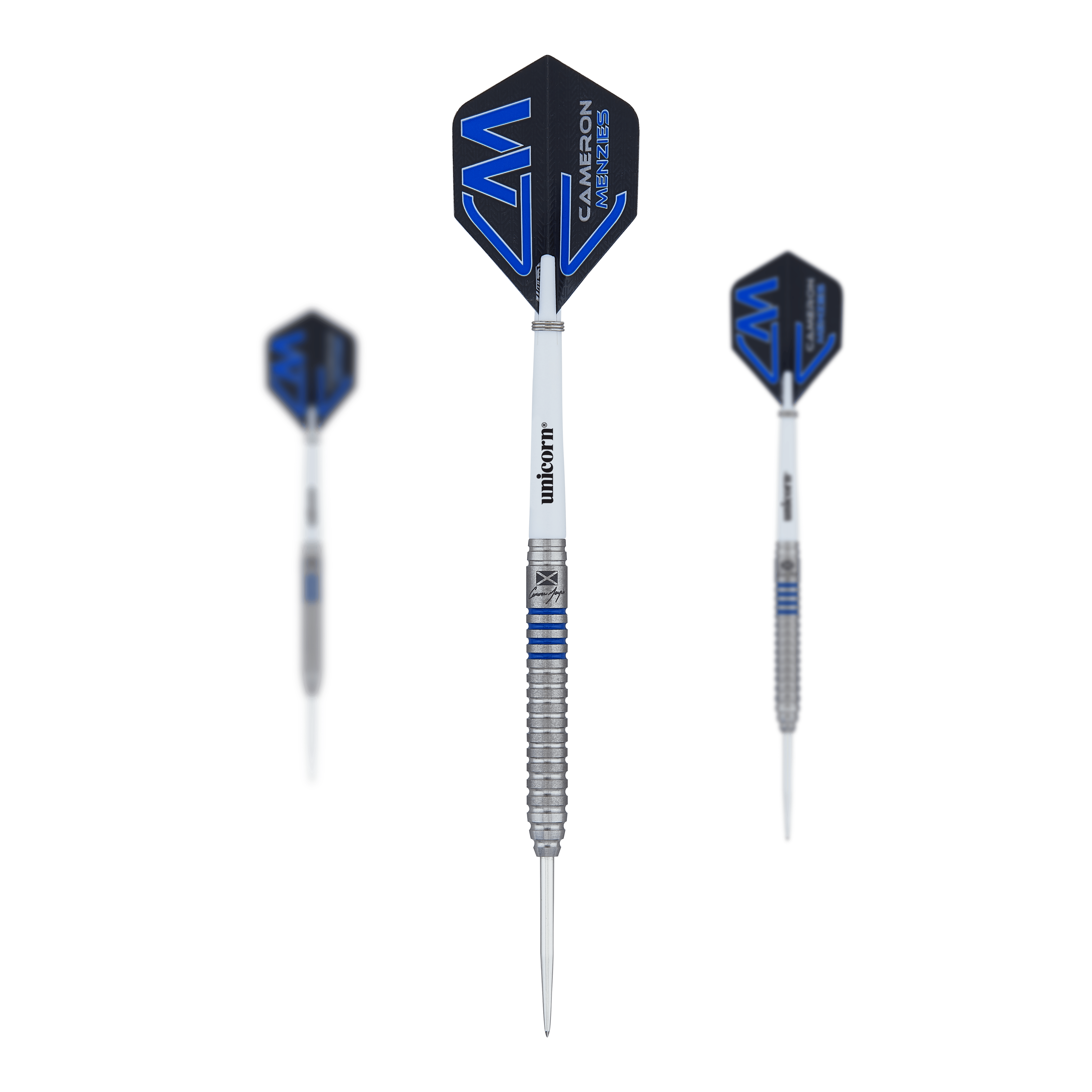 Das Bild zeigt drei Steeldarts des Modells "Unicorn Contender Cameron Menzies - 23g". Die Darts haben silberne Spitzen, weiße Shafts und blaue Flights mit dem Namen "Cameron Menzies".