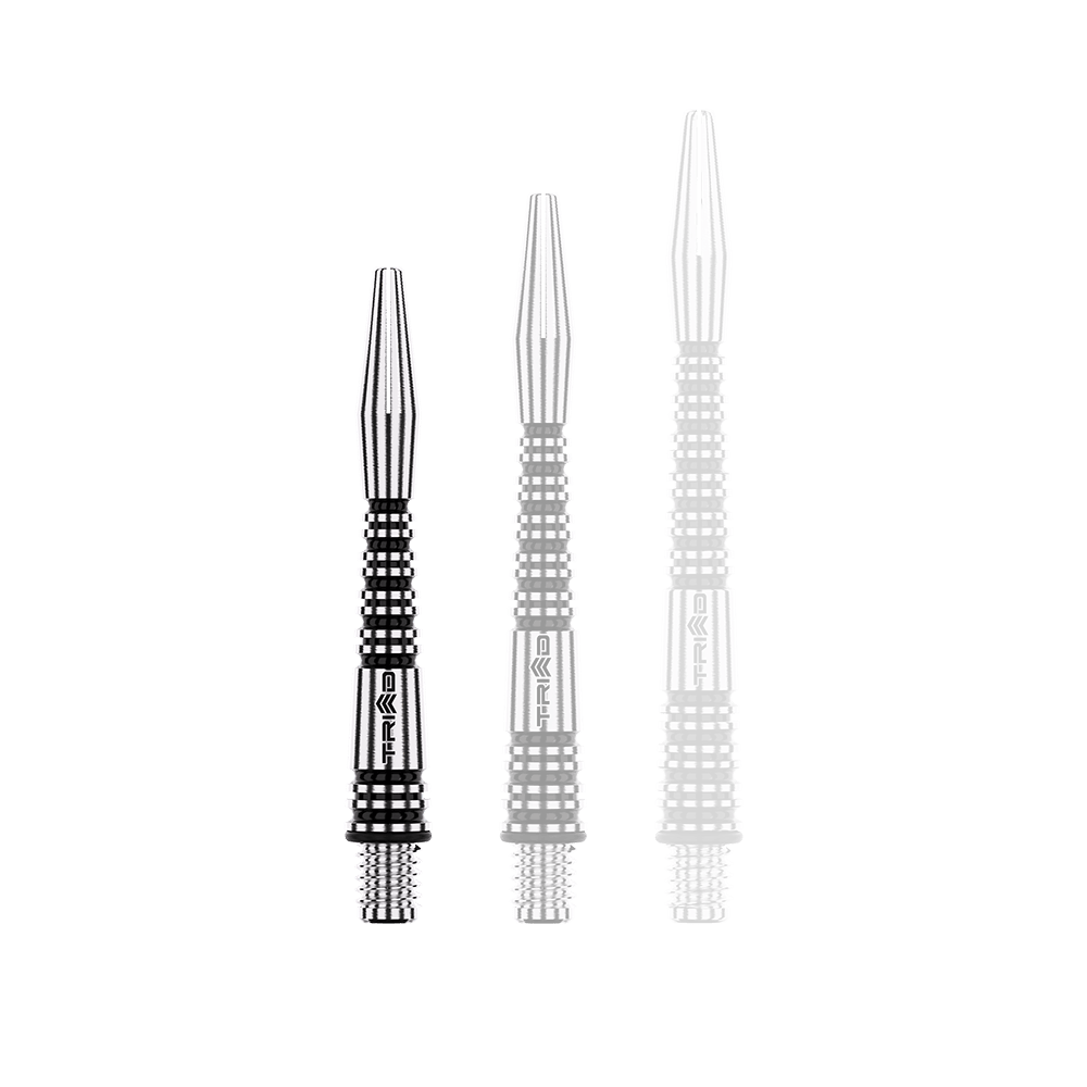 Winmau Triad RX Aluminium Shafts - Schwarz Auf dem Bild sind drei schwarze, geriffelte Aluminium-Dartschäfte in unterschiedlicher Länge zu sehen. Sie haben ein silbernes Muster und die Marke "Triad RX" ist darauf eingraviert.