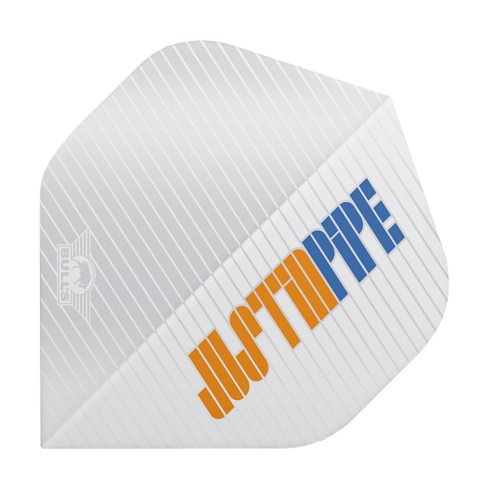 Das Bild zeigt ein weißes Dartflight mit feinen diagonalen Linien. Darauf steht in orange und blau "JUSTIN PIPE" und links unten ist das BULL'S-Logo sichtbar.