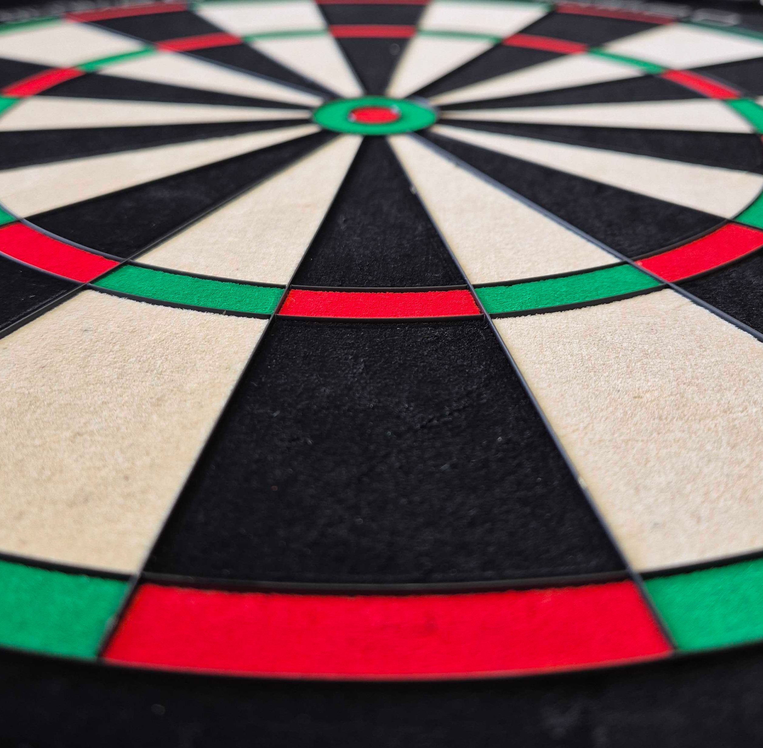 Unicorn Eclipse Ultra 2.0 Steeldartboard Das Bild zeigt ein Unicorn Eclipse Ultra 2.0 Steeldartboard aus der Nähe. Die farbigen Felder in Rot, Grün, Schwarz und Weiß sind deutlich zu erkennen.