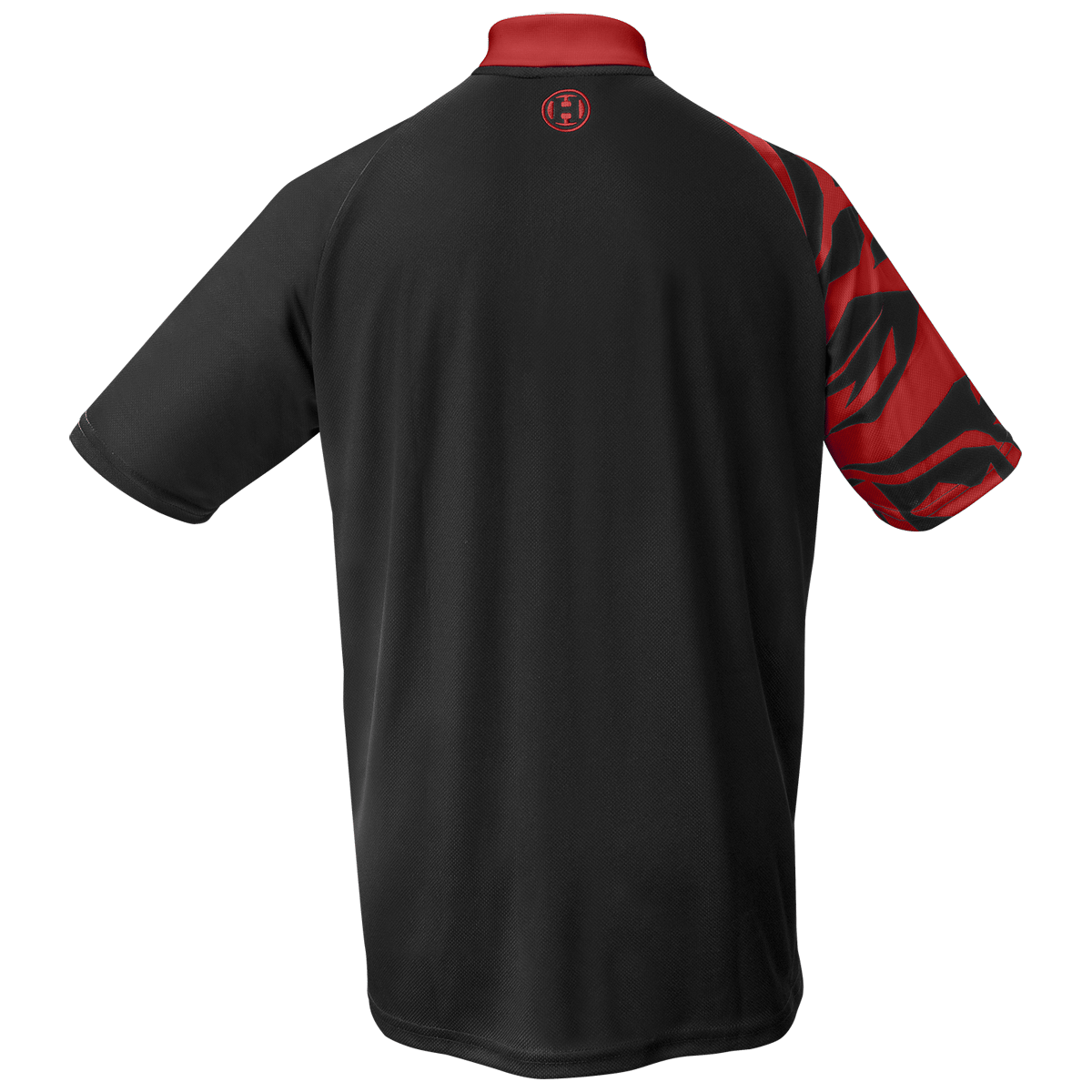 Das Bild zeigt das Harrows Rapide Dartshirt in der Farbe Rot von hinten. Das Shirt ist überwiegend schwarz mit einem roten Kragen und einem roten Muster auf dem rechten Ärmel.