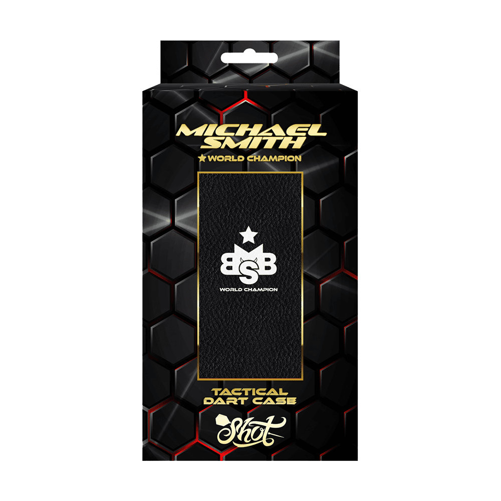 Die Abbildung zeigt die Verpackung des "Shot Michael Smith World Champion Tactical Dartcase - Schwarz". Das Design ist schwarz mit Wabenmuster, goldener Schrift und einem Sichtfenster, das das Dartcase präsentiert.