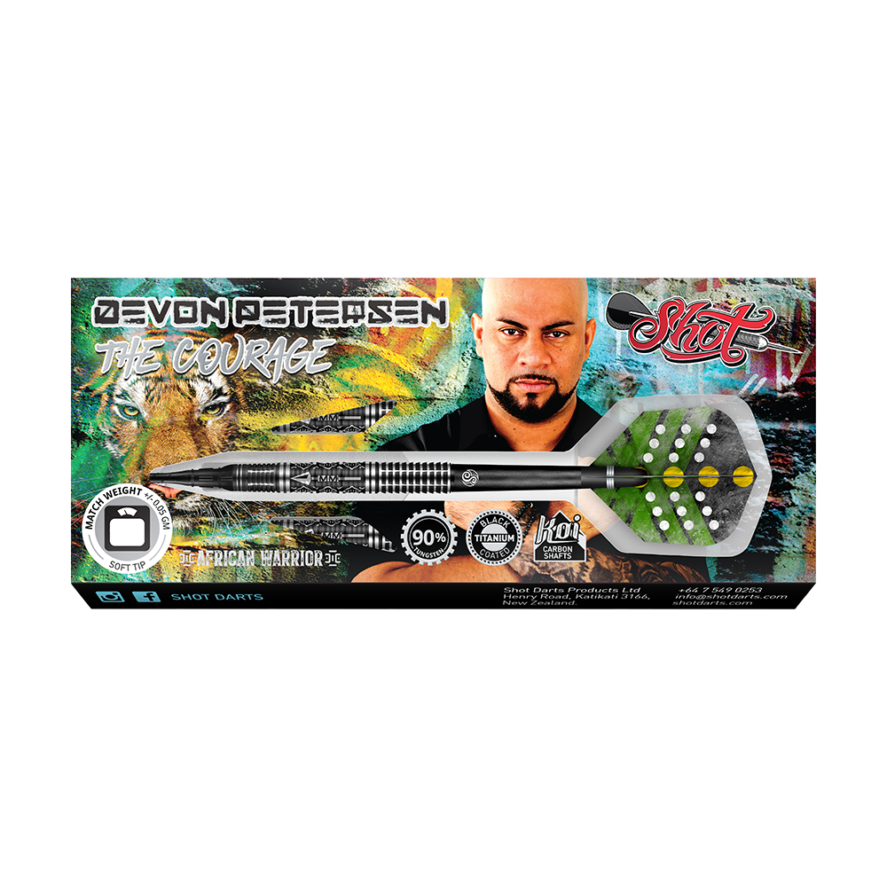 66760_Shot_Devon_Petersen_The_Courage_Softdarts_3 Die Abbildung zeigt das Produkt "Shot Devon Petersen The Courage Softdarts" in seiner Verpackung. Auf der Verpackung sind ein Dart, ein Porträt von Devon Petersen und bunte Designelemente zu sehen.