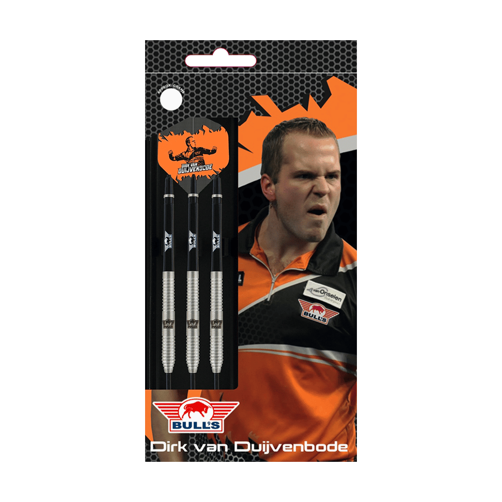 Auf der Verpackung sind drei Steeldarts von Bulls zu sehen. Daneben ist ein Bild eines entschlossenen Dartspielers mit dem Namen "Dirk van Duijvenbode" abgebildet.