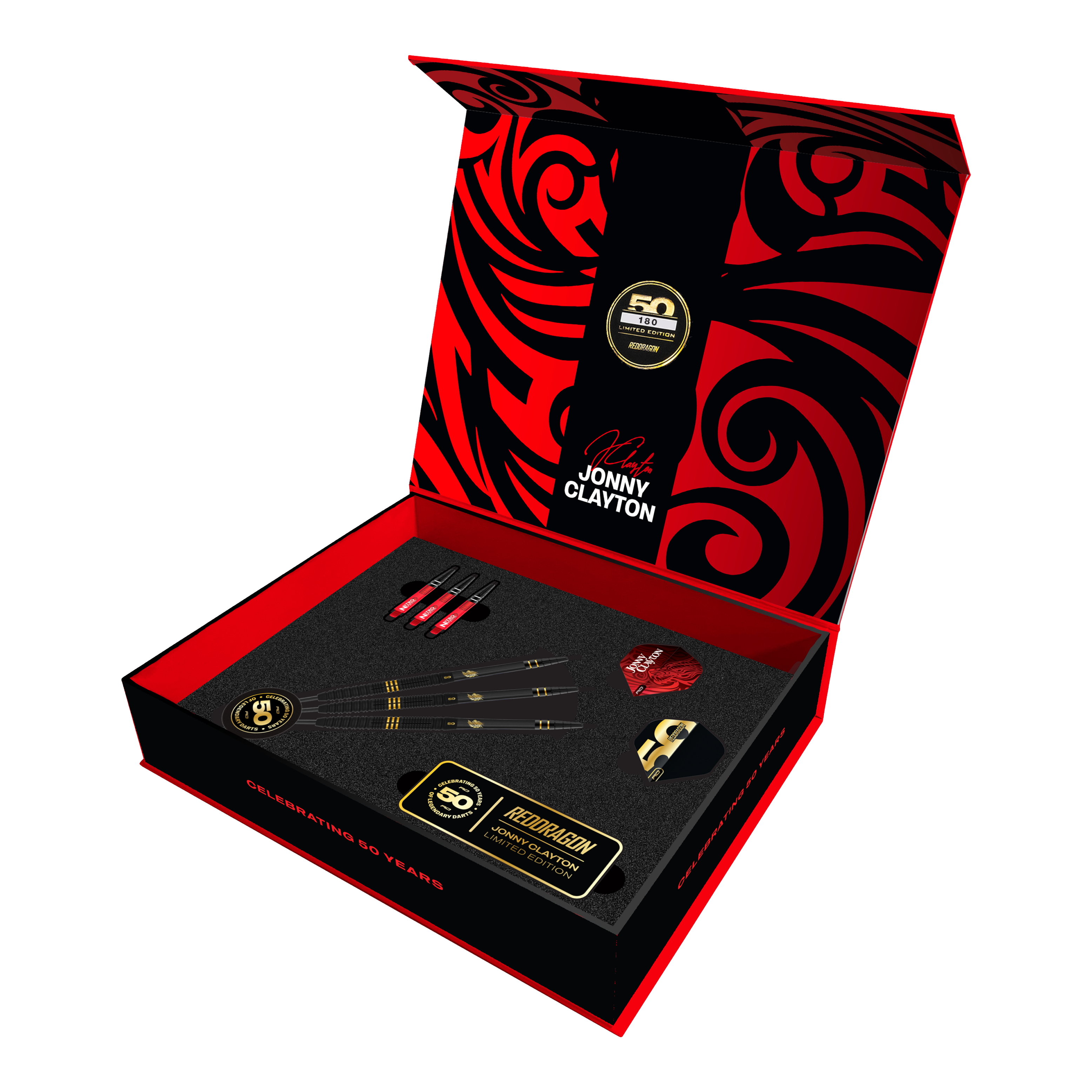 Das Foto präsentiert die Red Dragon Jonny Clayton 50 Years Player Limited Edition Steeldarts. Die limitierte Sonderedition hebt das Jubiläum des Spielers hervor.