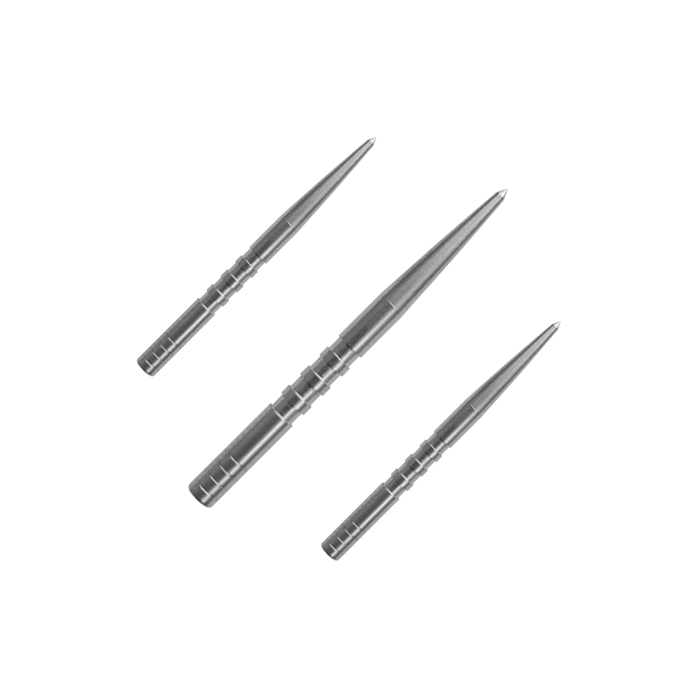 Das Bild zeigt drei silberne Dartspitzen, die nebeneinander angeordnet sind. Sie sind aus Metall und haben eine schlanke, spitz zulaufende Form.