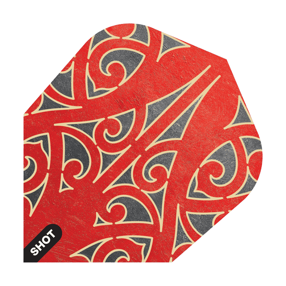 Das Bild zeigt das Produkt "Shot Warrior Taiaha No6 Flights". Die Dartflights haben ein auffälliges rotes und schwarzes Muster mit traditionellen geschwungenen Linien.