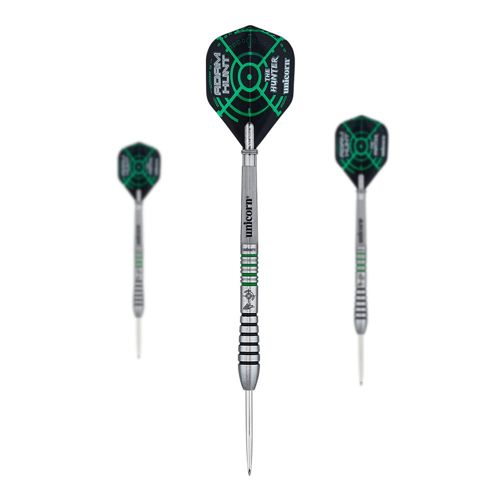 Das Bild zeigt drei Steeldarts des Modells "Unicorn Contender 90% Adam Hunt" mit einem Gewicht von 23g. Die Darts haben schwarze Flights mit grünen Zielscheibenmustern und silbernen Schäften mit grünen Akzenten.