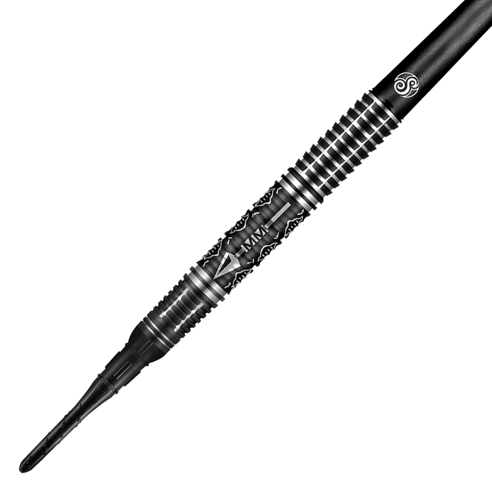 Auf dem Bild ist ein Softdart namens "Shot Devon Petersen The Courage" zu sehen. Der Dart hat ein schwarzes, silbern gemustertes Design mit feinen Gravuren.