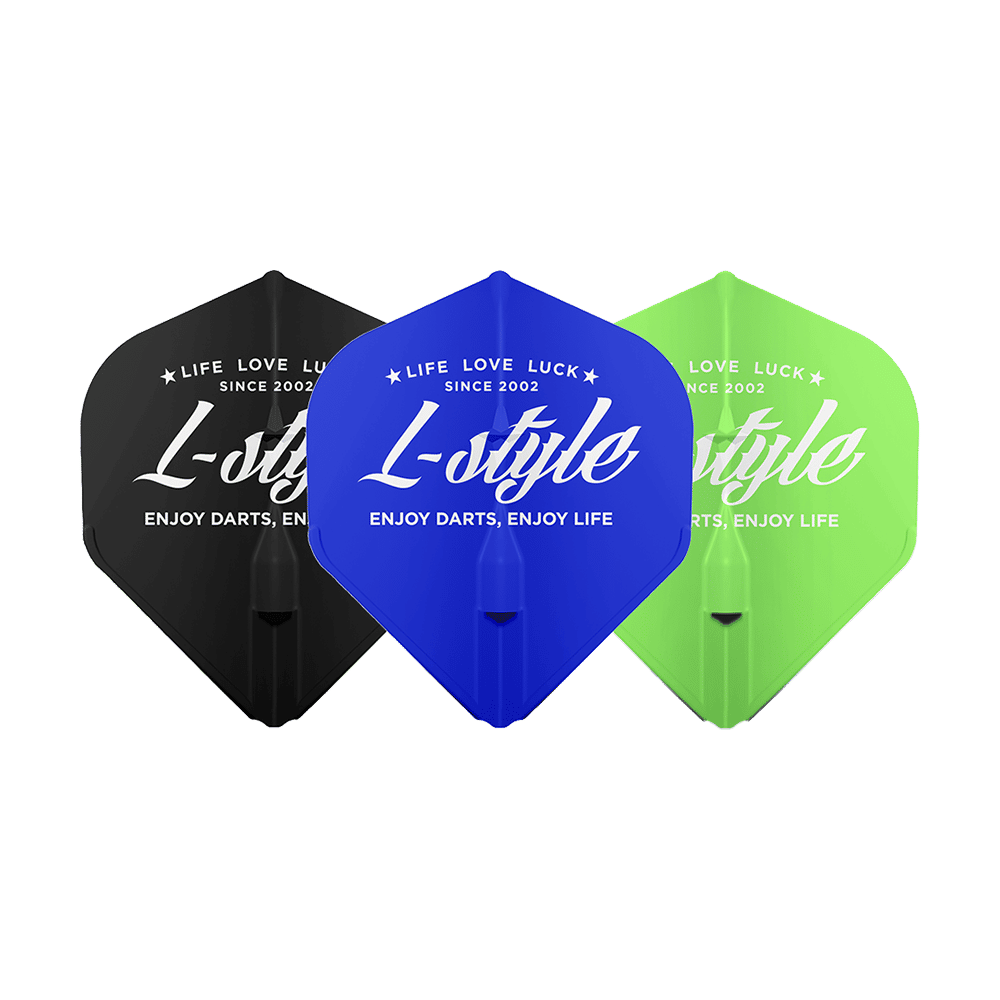 Das Bild zeigt drei Dart-Flights des Produkts "L-Style Vintage Logo Type A L1EZ" in den Farben Schwarz, Blau und Grün. Auf jedem Flight steht der Schriftzug „L-style – Enjoy Darts, Enjoy Life“.