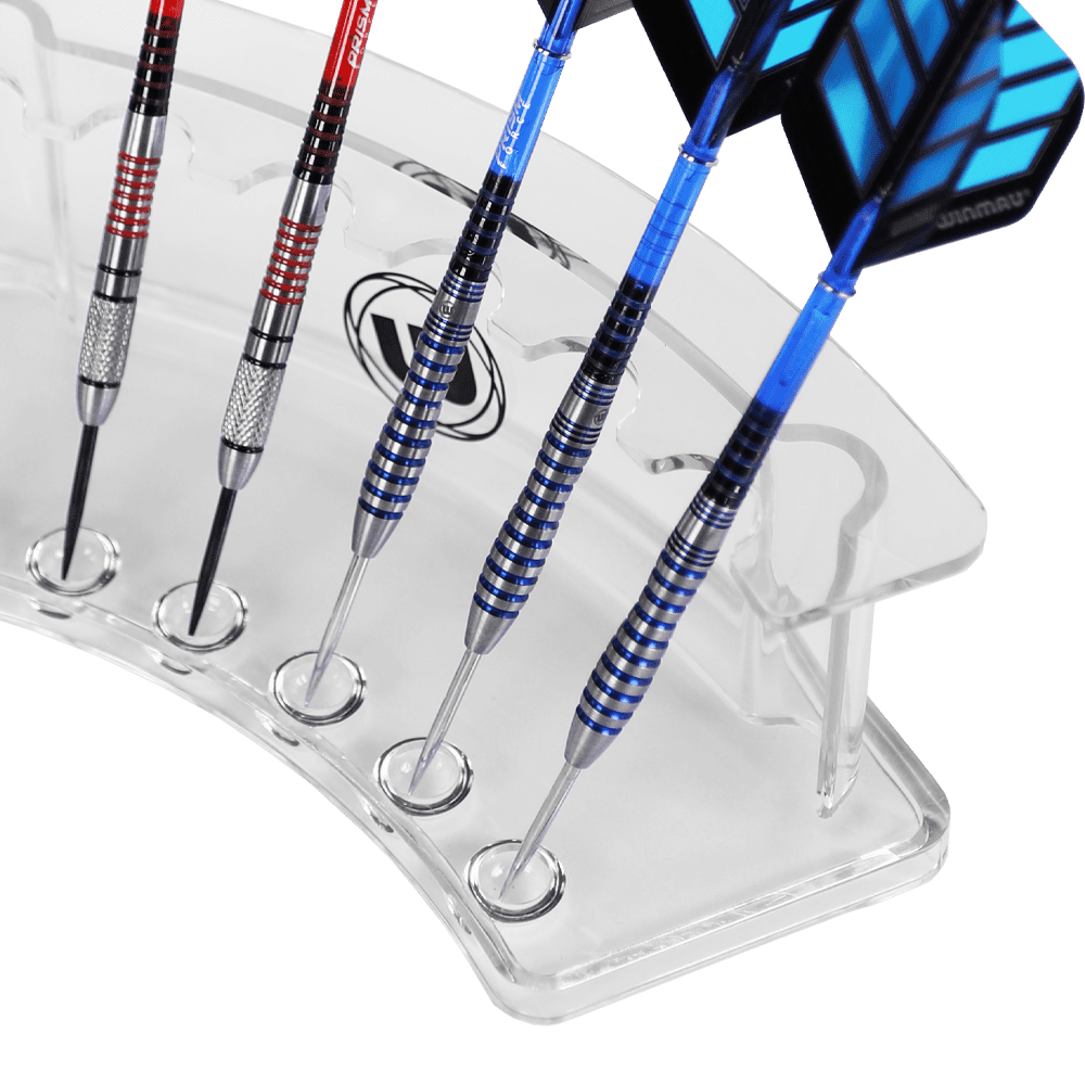 Der Winmau Wave Dart Display Stand hält mehrere Darts ordentlich in einer transparenten Halterung. Die Darts sind sicher in einzelnen Aussparungen aufgestellt und gut sichtbar präsentiert.