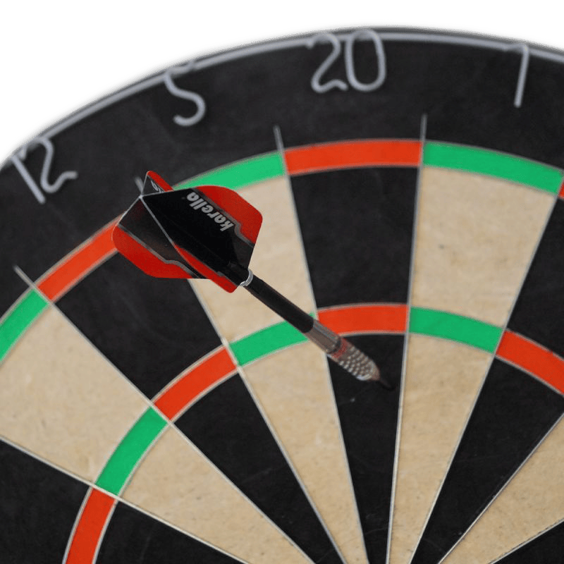 Zu sehen ist das Karella Dartboard BullOut Set mit zwei Sätzen Steeldarts. Perfekt für Einsteiger und Fortgeschrittene.