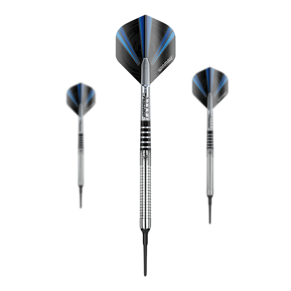 Das Bild zeigt drei Winmau Sabotage Softdarts mit silbernen Schäften und schwarzen Flights mit blauen Akzenten. Die Darts sind modern gestaltet und sehen hochwertig aus.