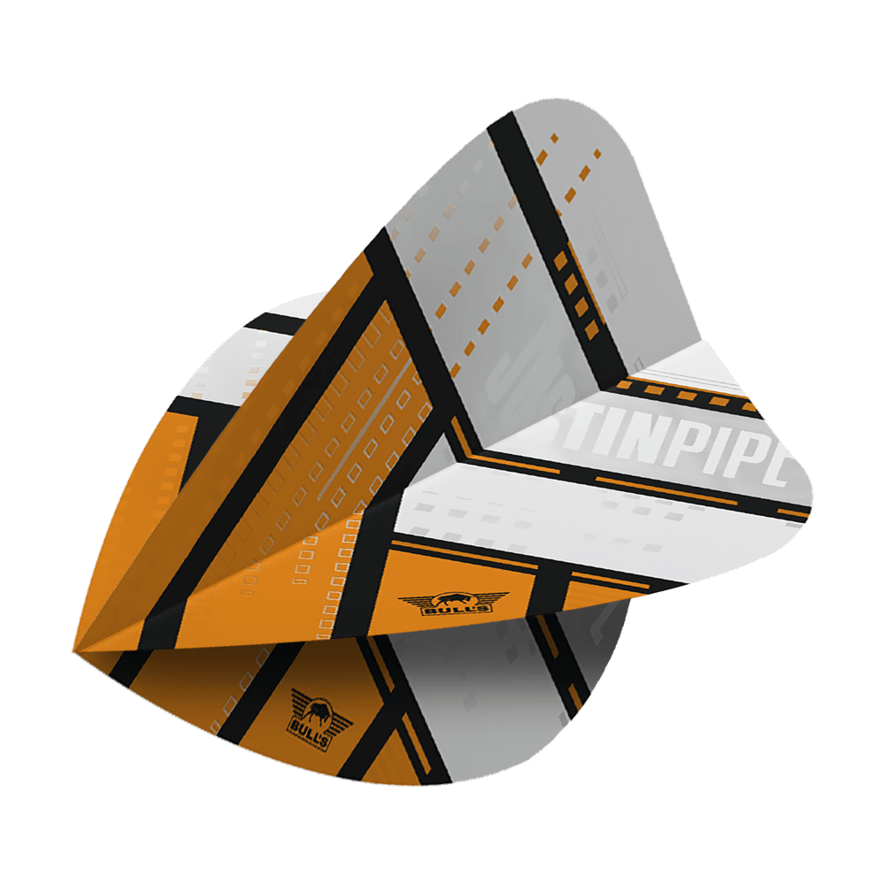 Das Bild zeigt ein Dartflight mit einem auffälligen orange, weißen und schwarzen Design. Auf dem Flight steht "Justin Pipe" und das Bulls NL Logo ist sichtbar.