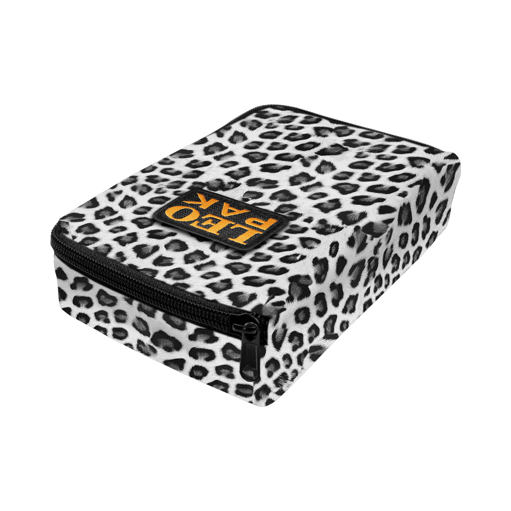 704_The_Pak_Dartcase_LeoPak_Leopard_2_Grau Die Abbildung zeigt das Produkt "The Pak Dartcase - Leo Pak". Es handelt sich um ein Dartcase mit einem auffälligen Leopardenmuster und einem Reißverschluss.
