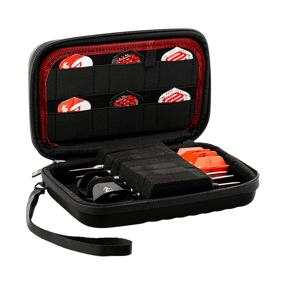 Bulls Orbis XL Dartcase Das Bild zeigt das Produkt "Bulls Orbis XL Dartcase", ein schwarzes Etui mit Reißverschluss und Trageschlaufe. Im Inneren sind mehrere Darts sowie Ersatzteile ordentlich in Fächern und elastischen Halterungen verstaut.