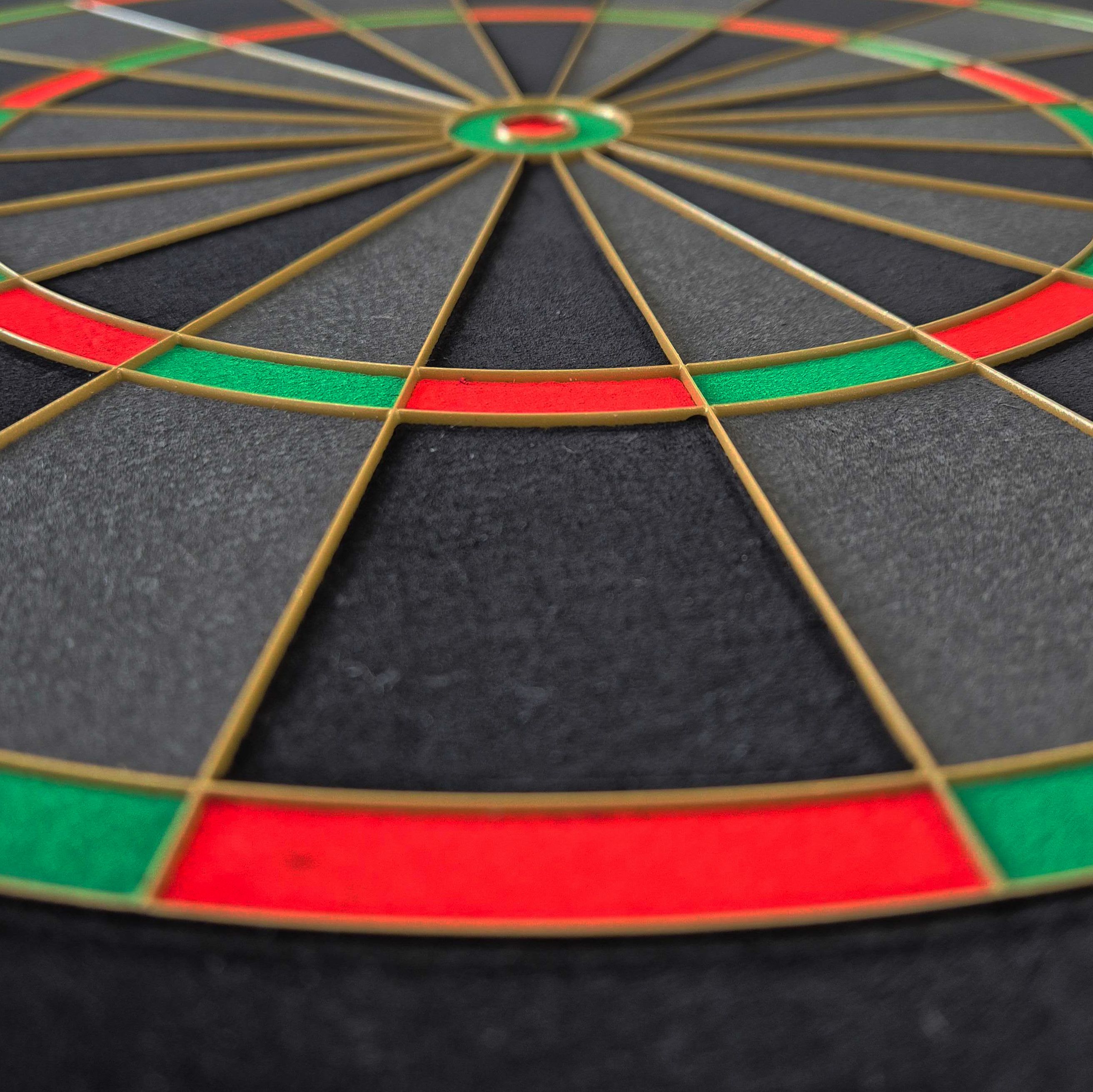 Bulls NL Advantage Black-Edition Steeldartboard Hier findet sich eine weitere Ansicht des BullsNL Advantage Black Edition Steeldartboards. Das Produkt ist von einer anderen Seite präsentiert.