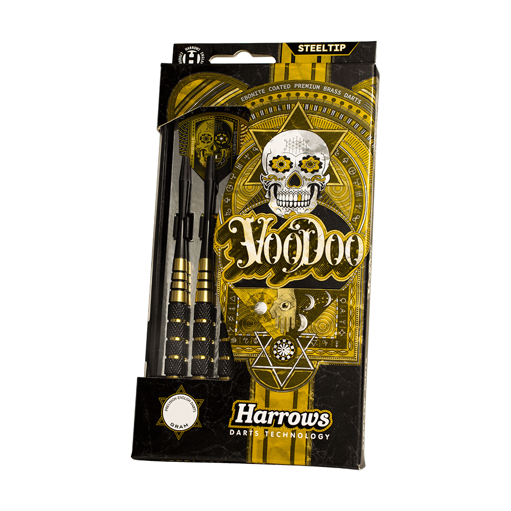 Die Abbildung zeigt die Verpackung der „Harrows Voodoo Brass Steeldarts“ mit auffälligem gelb-schwarzem Design und einem Totenkopf-Motiv. In der Verpackung sind drei Steeldarts sichtbar platziert.