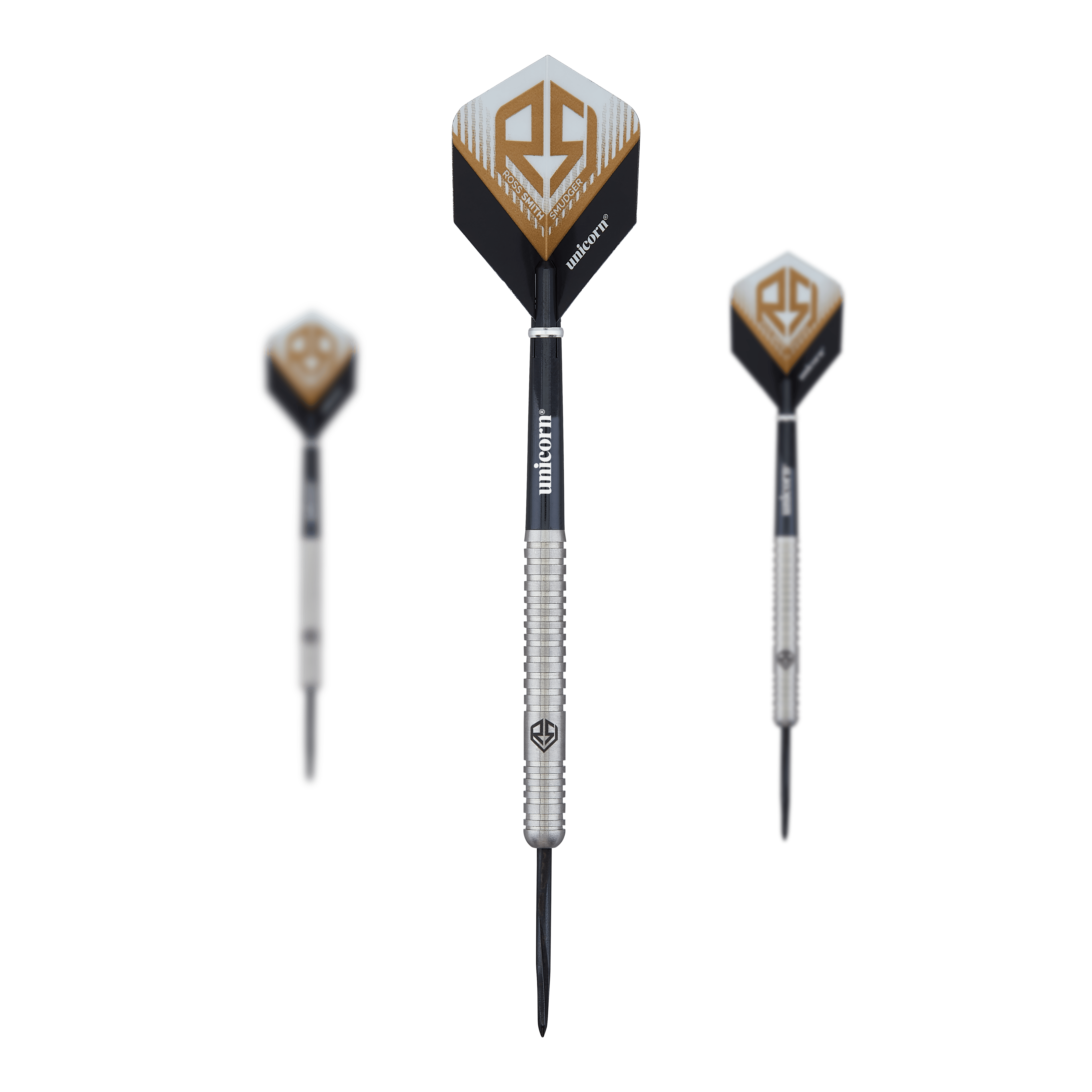Das Bild zeigt drei Steeldarts der Marke "Unicorn Ross Smith Natural". Die Darts haben silberne Griffe und schwarze Flights mit gold-weißem Design.