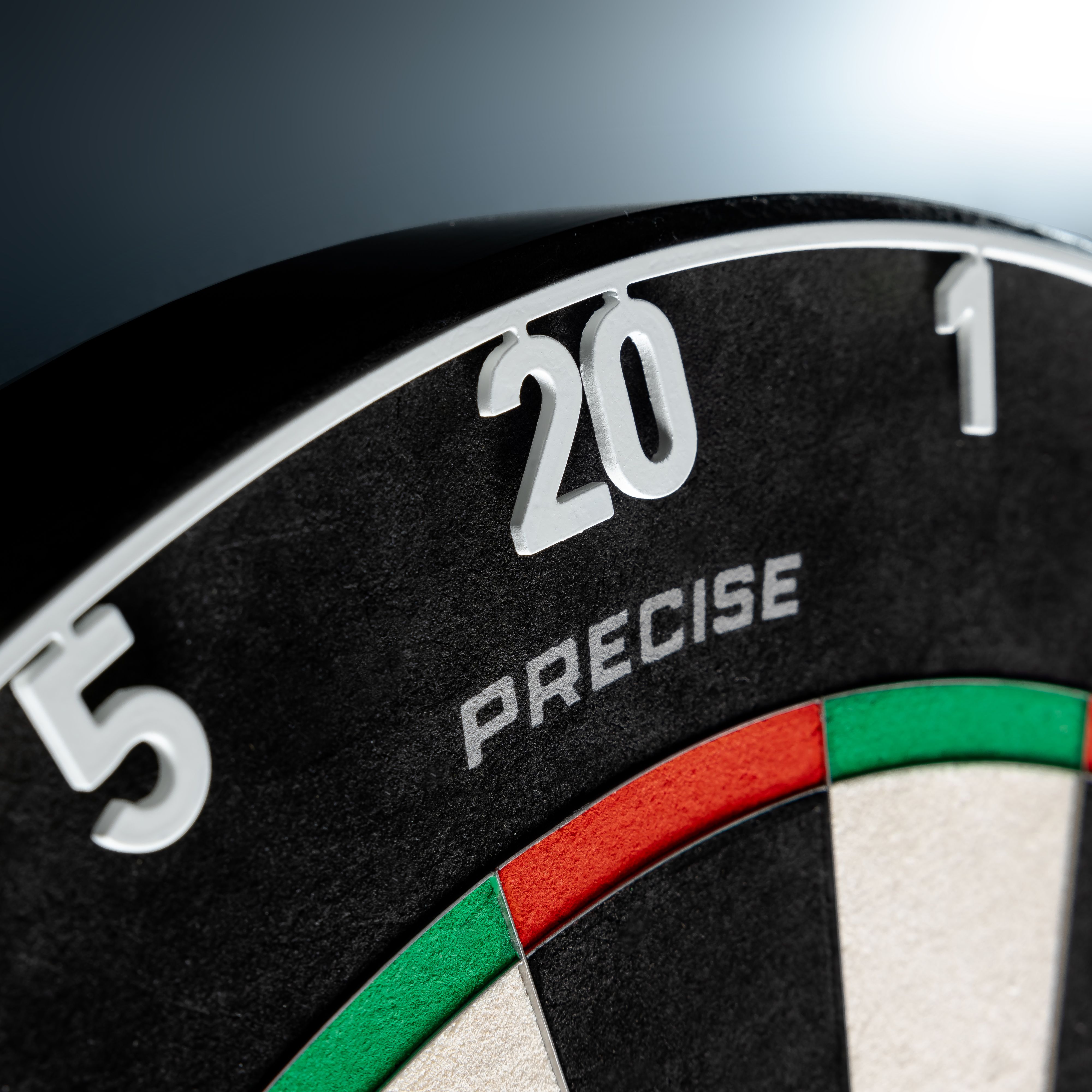 Precise 180 Endorphine Steeldartboard mit Nummernring - Classic White Zu sehen ist das Precise 180 Endorphine Steeldartboard mit Nummernring in der Farbe Weiß. Die Dartscheibe ist besonders robust und für Präzisionsspiele konzipiert.