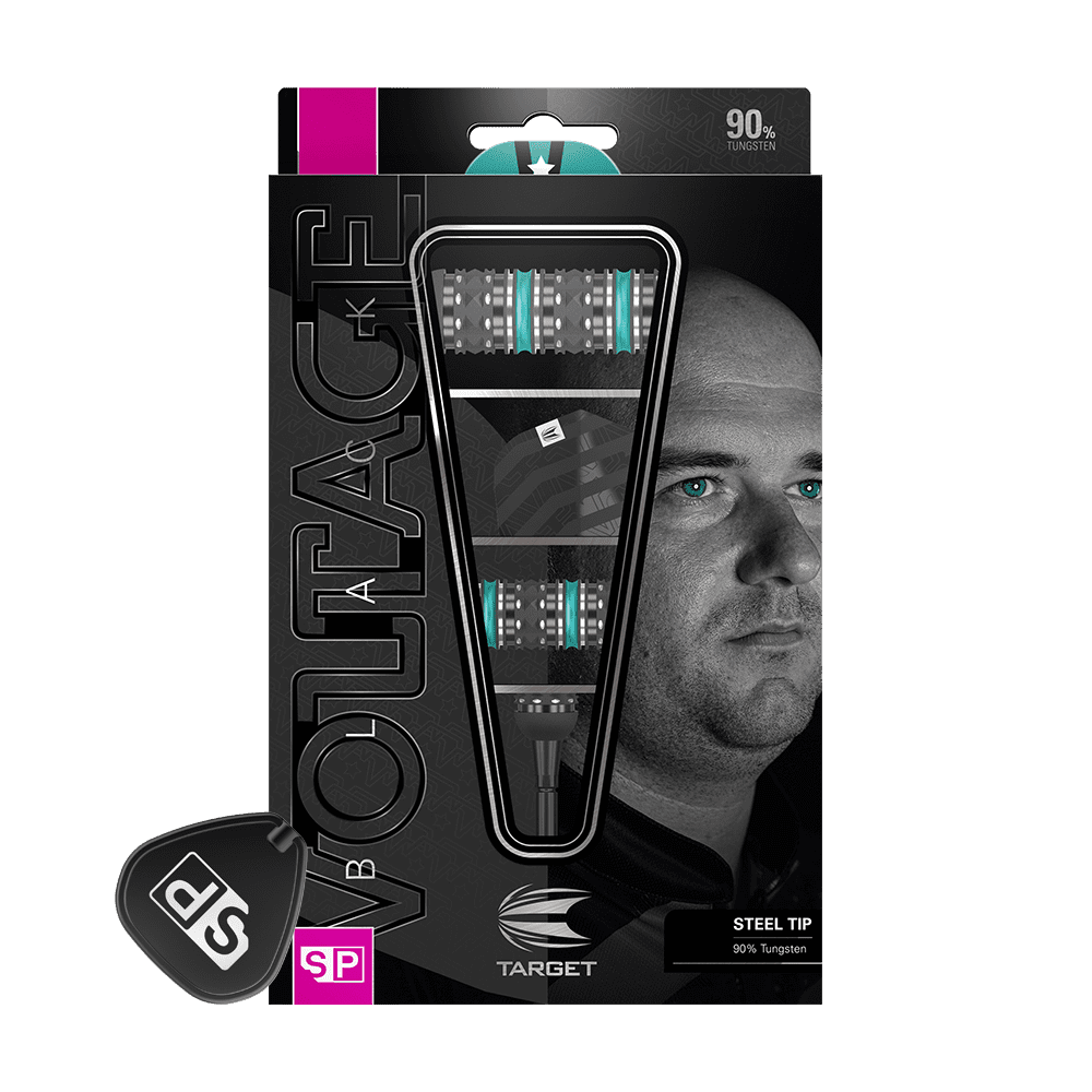 Die Abbildung zeigt eine Verpackung mit Steeldarts der Marke Target, Modell "Voltage". Auf der Verpackung ist das Gesicht eines Mannes abgebildet und die Darts haben blaue Akzente.