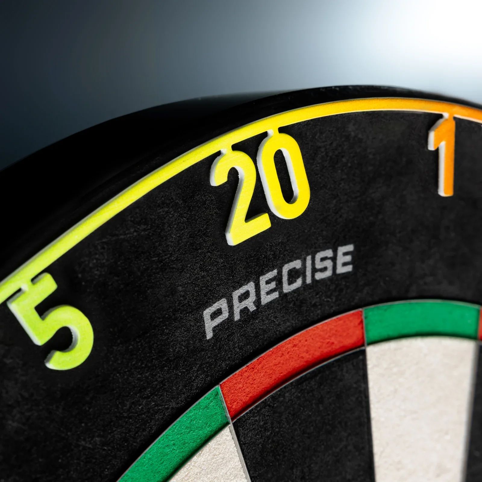 Precise 180 Endorphine Steeldartboard mit Nummernring - Spectrum Das Precise 180 Endorphine Steeldartboard mit Nummernring – Spectrum ist im Foto erkennbar. Das Bild hebt das Design und die Farben des Dartboards hervor.