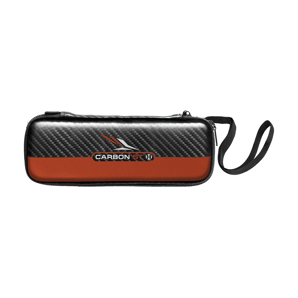 Die Abbildung zeigt das Produkt "Harrows Carbon ST Pro3 Dartcase". Das Etui ist schwarz mit einer carbonähnlichen Oberfläche und einem roten Streifen, sowie einem Trageband.