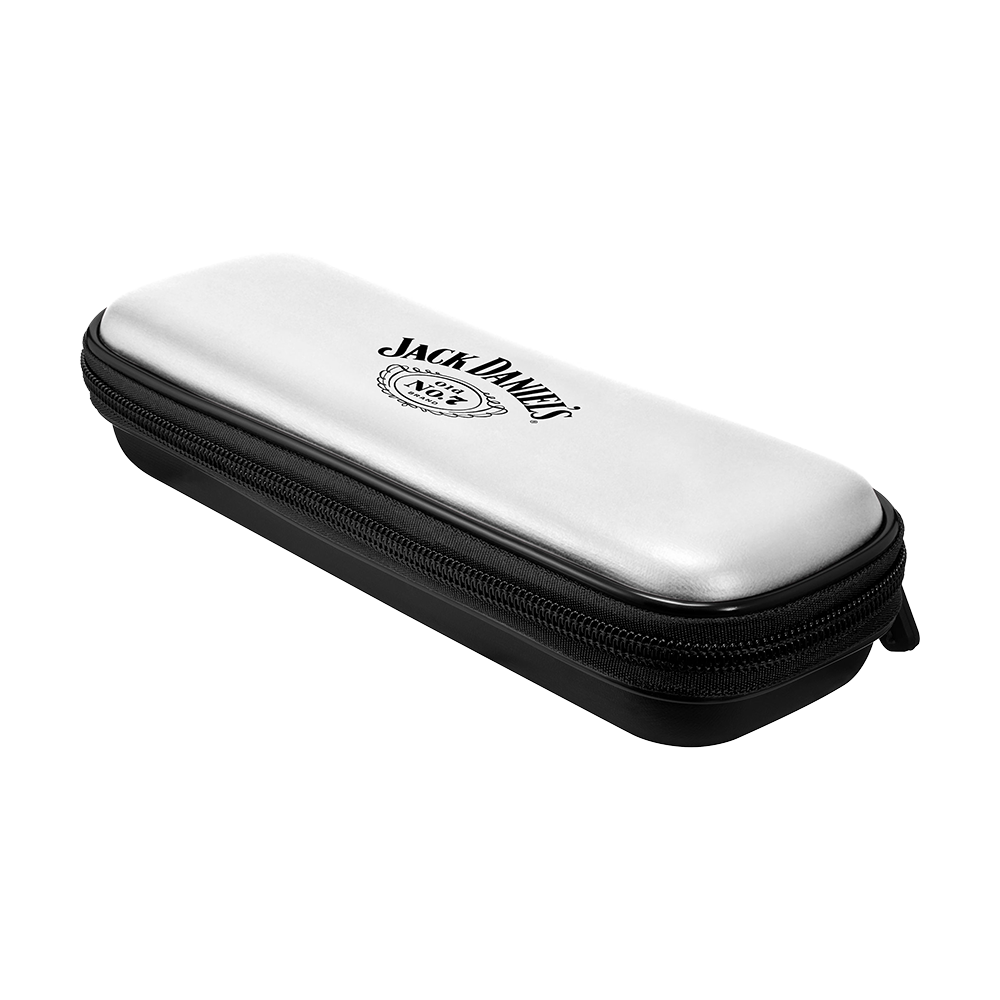 Dies ist ein schlankes Dartcase mit dem Aufdruck "Jack Daniel's" auf der Oberseite. Das Etui hat eine weiße Oberseite, einen schwarzen Boden und einen Reißverschluss.