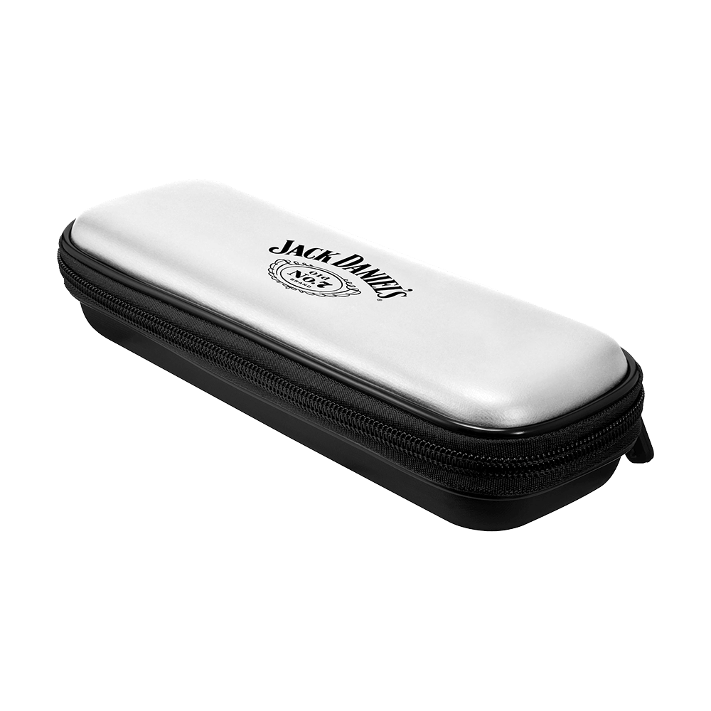 JD7021_Mission_Jack_Daniels_Freedom_Slim_Dartcase_Weiss_2 Dies ist ein schlankes Dartcase mit dem Aufdruck "Jack Daniel's" auf der Oberseite. Das Etui hat eine weiße Oberseite, einen schwarzen Boden und einen Reißverschluss.