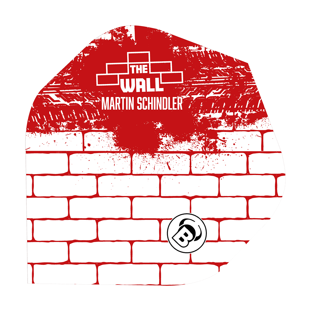 Das Bild zeigt ein Dart-Flight mit dem Design einer roten Backsteinmauer und dem Text "The Wall Martin Schindler" darauf. Unten rechts befindet sich ein rundes Logo mit einem "B".