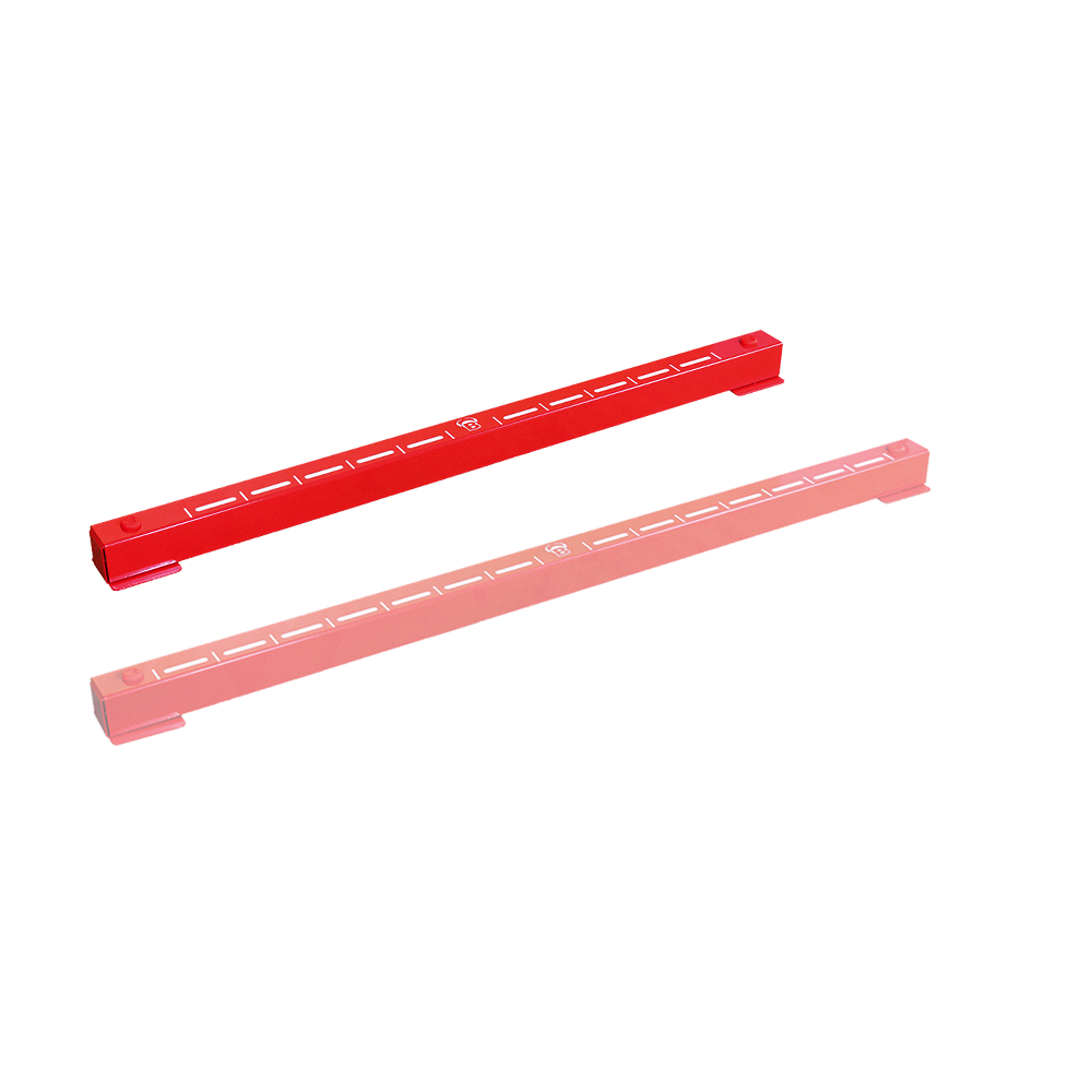 67831_Bulls_Oky_System_Teppich_mit_Metall_Oche_O66_4 Das Bild zeigt zwei rote Metallleisten mit weißen Markierungen. Sie gehören zum Bulls Oky System SET und werden als Oche beim Dartspielen verwendet.