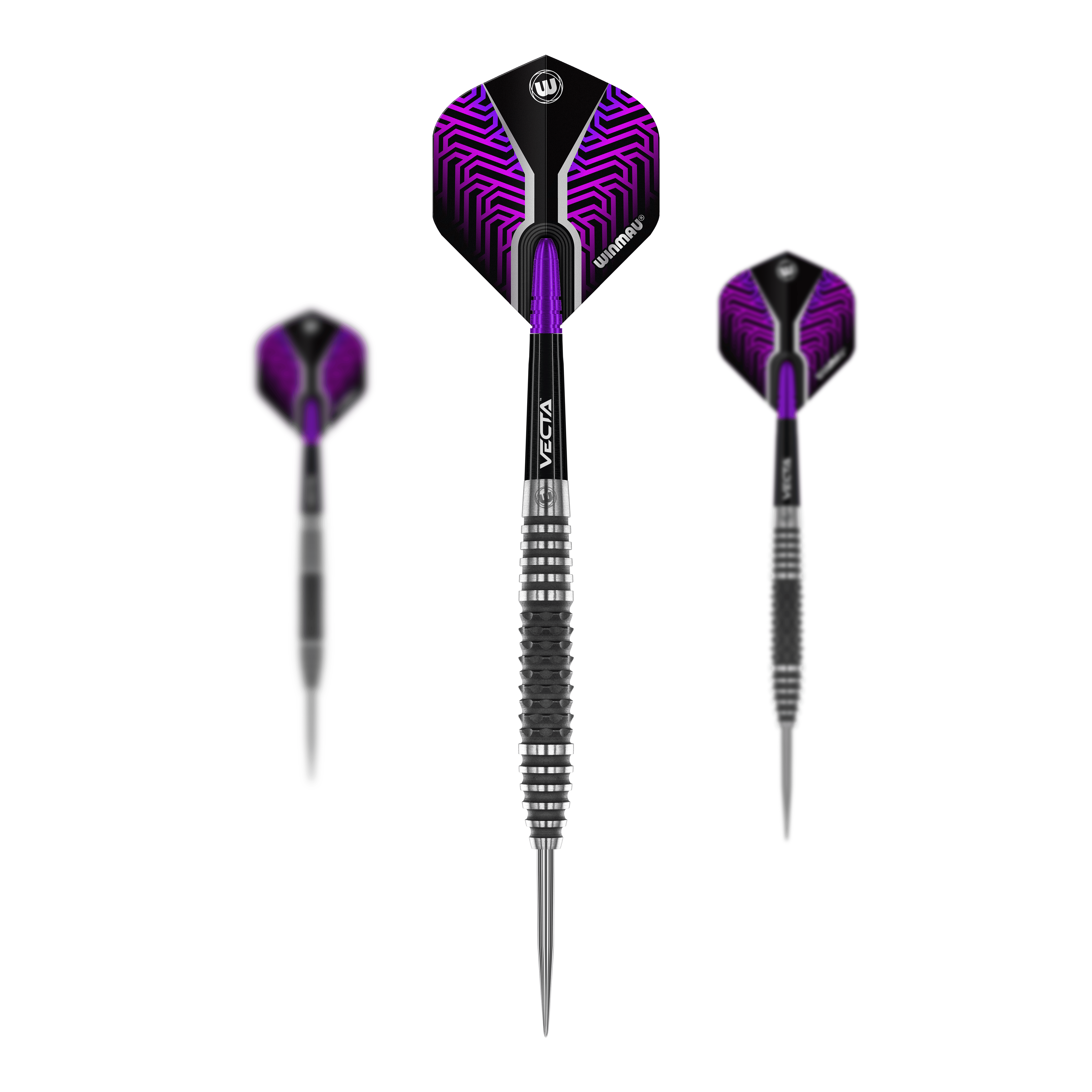 Das Bild zeigt drei Winmau Kairos 02 Steeldarts mit lila und schwarzen Flights. Die Darts haben einen geriffelten silbernen und schwarzen Barrel und eine scharfe Stahlspitze.