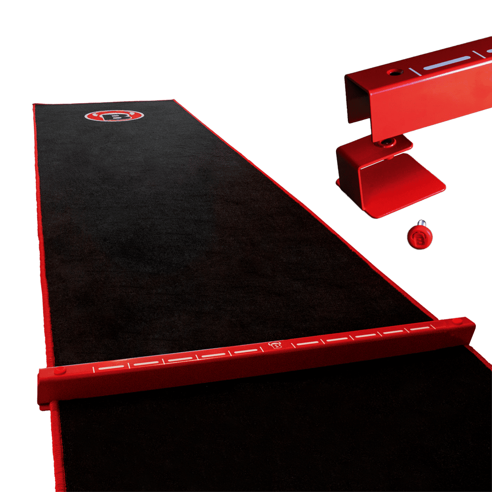 Das Bild zeigt das Bulls Oky System SET, bestehend aus einem schwarzen Teppich mit rotem Rand und einer roten Metall Oche. Es wird für das Dartspiel genutzt, um den Abwurflinie klar zu markieren.