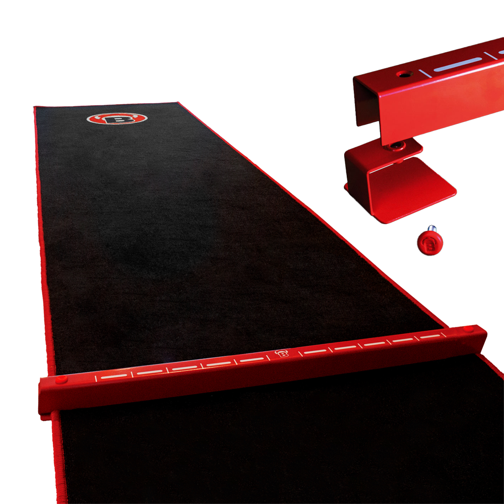 67831_Bulls_Oky_System_Teppich_mit_Metall_Oche_O66_3 Das Bild zeigt das Bulls Oky System SET, bestehend aus einem schwarzen Teppich mit rotem Rand und einer roten Metall Oche. Es wird für das Dartspiel genutzt, um den Abwurflinie klar zu markieren.