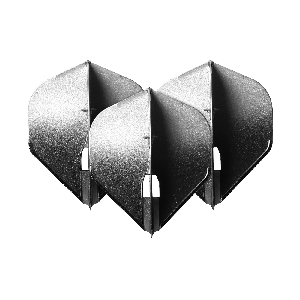 Auf dem Bild sind drei silberfarbene Dart-Flights in Pfeilform zu sehen. Die Flights stehen dicht nebeneinander und haben einen metallischen Glanz.