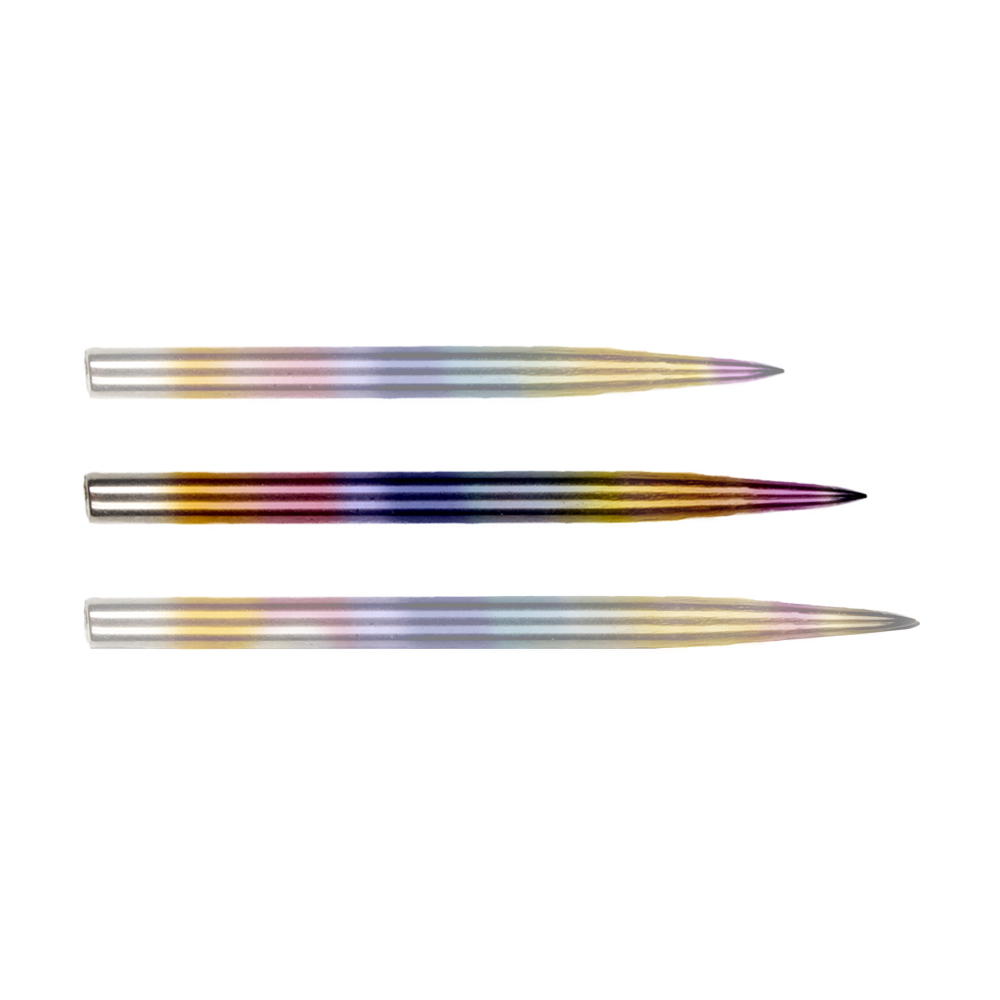 BU57614_BullsNL_Rainbow_Steeldartspitzen_35mm_1pub935uVnDznv Auf dem Bild sind drei Steeldartspitzen zu sehen, die nebeneinander liegen. Sie haben eine auffällige Regenbogenfärbung.