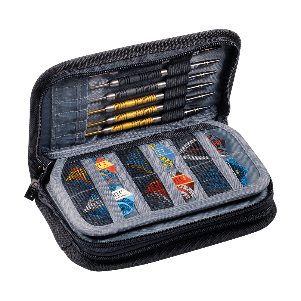 Das Bild zeigt ein geöffnetes Dart-Etui mit mehreren Darts und Ersatzflights. Die Darts sind ordentlich in Schlaufen verstaut, während die Flights in separaten Netzfächern aufbewahrt werden.