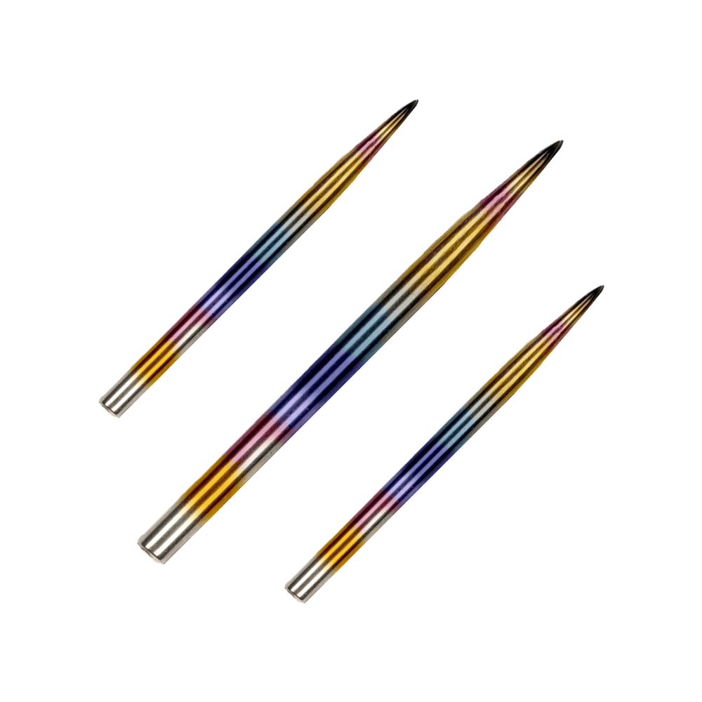 BU57615_BullsNL_Rainbow_Steeldartspitzen_38mm_1 Das Bild zeigt drei bunte Steeldartspitzen, die nebeneinander liegen. Die Spitzen schimmern in verschiedenen Regenbogenfarben auf einem passenden Hintergrund.