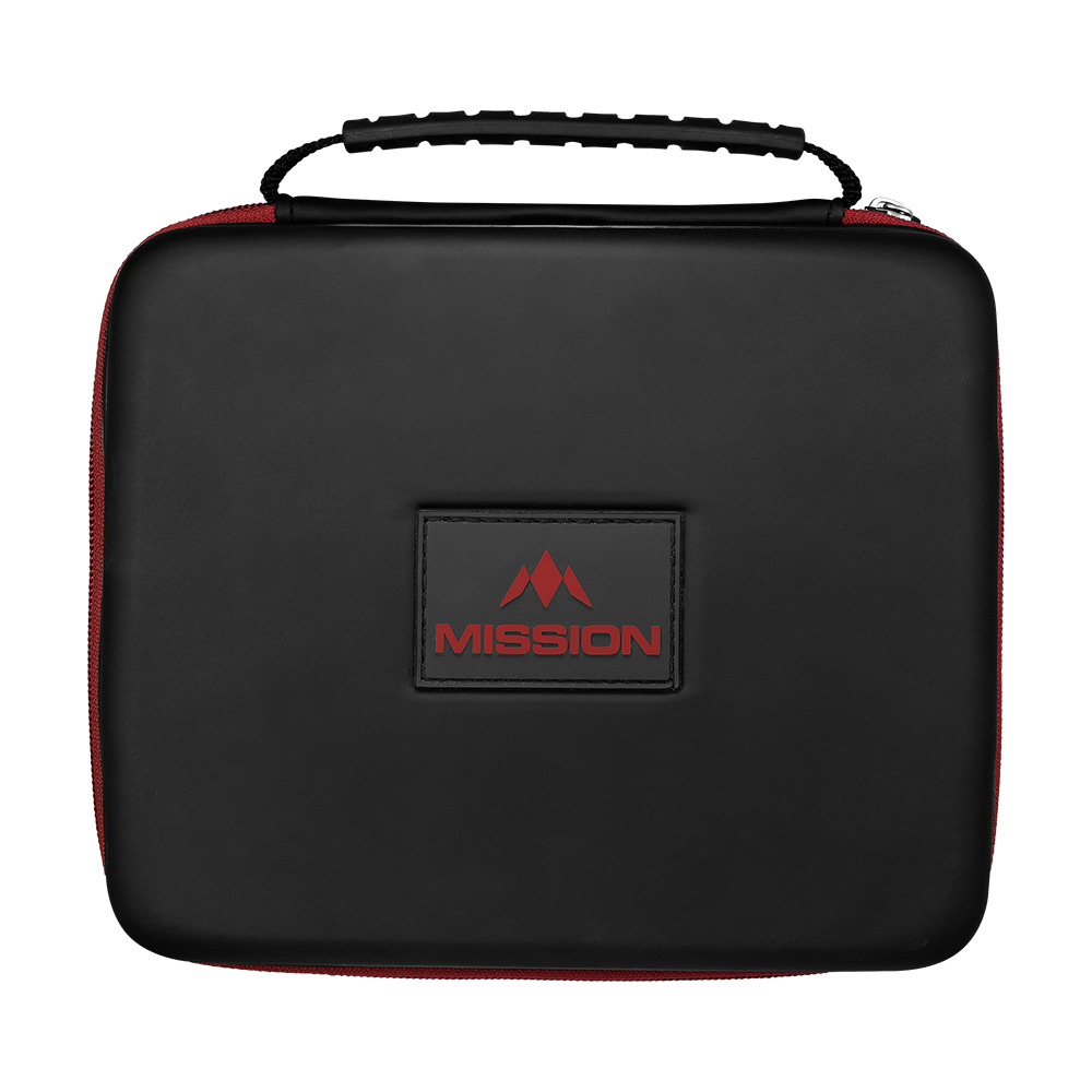 Die Abbildung zeigt eine schwarze Tasche mit einem Henkel und rotem Reißverschluss. Auf der Vorderseite befindet sich ein rechteckiges Logo mit der Aufschrift „MISSION“ in Rot.