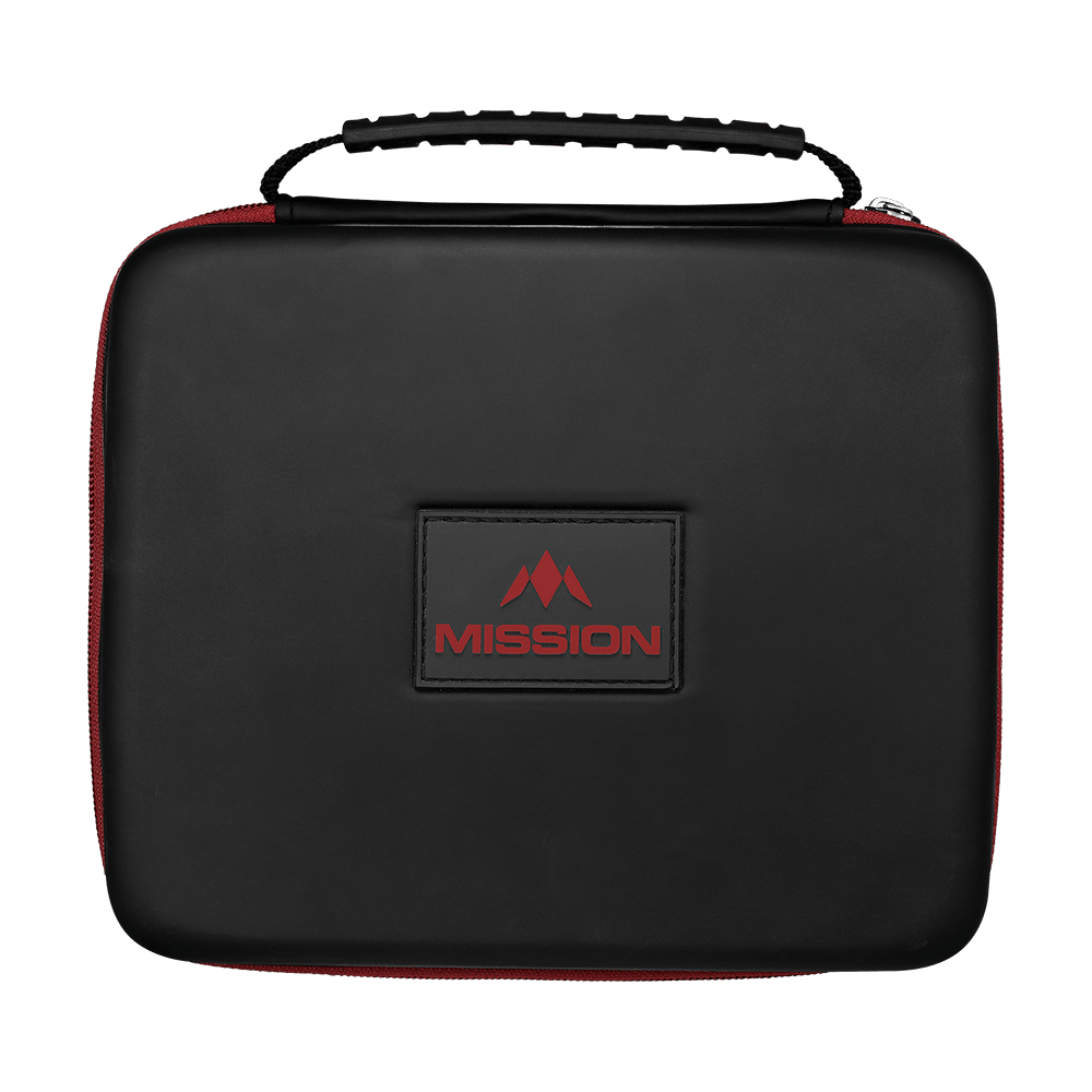 Mission Luxor Dart-Wallet Die Abbildung zeigt eine schwarze Tasche mit einem Henkel und rotem Reißverschluss. Auf der Vorderseite befindet sich ein rechteckiges Logo mit der Aufschrift „MISSION“ in Rot.