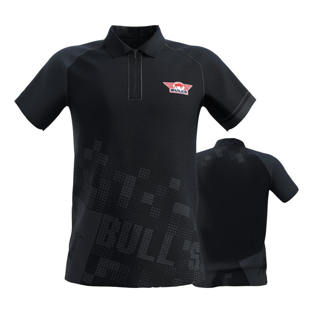 BU69610_BullsNL_Plain_Black_Dart_Poloshirt_0 Das Bild zeigt das "Bulls NL Plain Black Dart Poloshirt" in schwarzer Farbe mit einem dezenten Muster. Auf der Vorderseite befindet sich ein kleines Bulls-Logo auf der linken Brust.