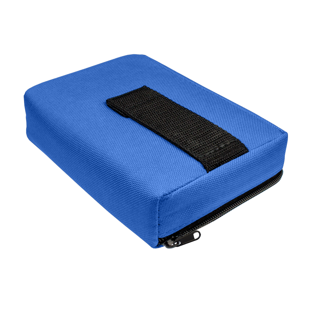 Das Bild zeigt ein rechteckiges, blaues Etui mit einem schwarzen Band auf der Oberseite. Es handelt sich um das Produkt "The Pak Dartcase", das einen Reißverschluss an der Seite hat.