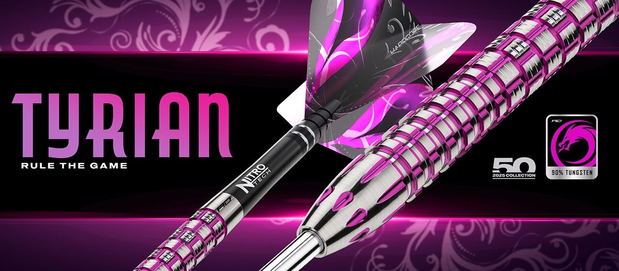 Das Bild zeigt einen silbernen und pinken Dartpfeil mit der Aufschrift "TYRIAN" im Hintergrund. Unten rechts sind ein Drachen-Logo, "90% Tungsten" und "50 2025 Collection" zu sehen.