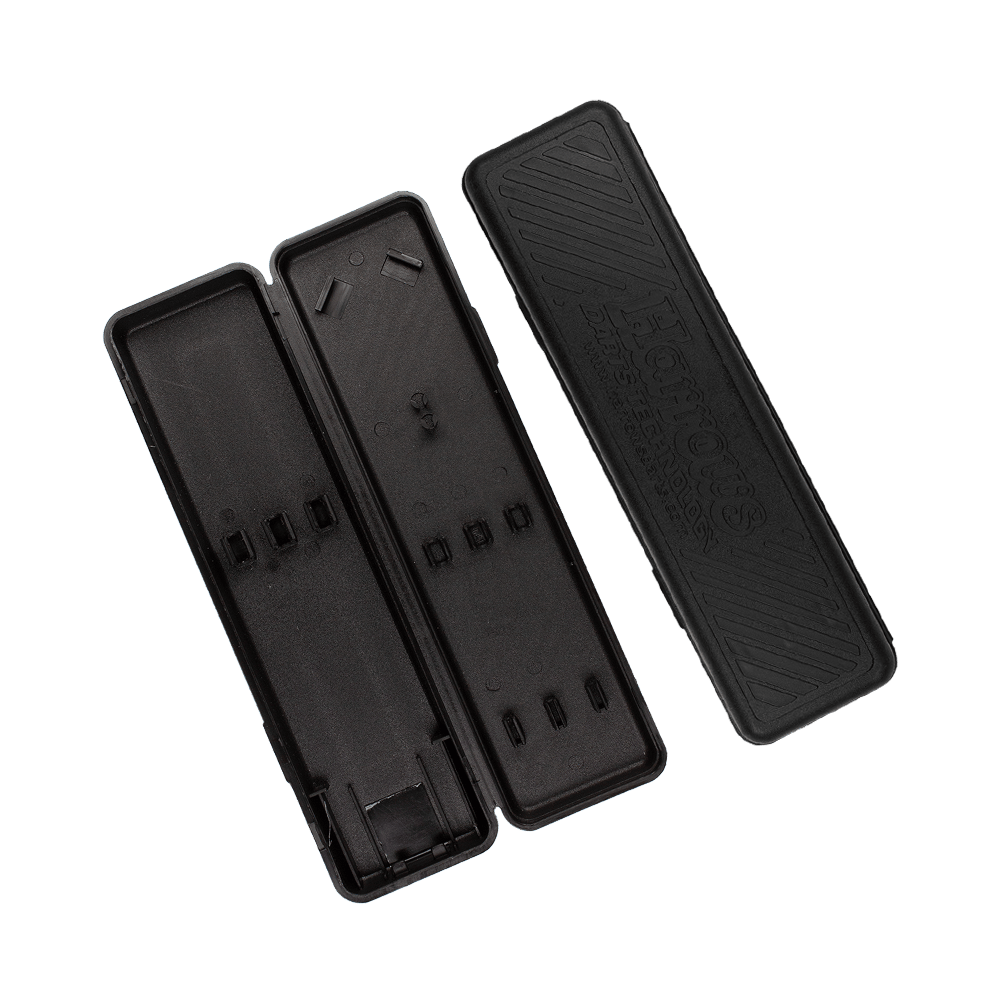 Harrows_Plastikboxr8yY366U8HXaa Das Bild zeigt eine schwarze Kunststoffbox, die geöffnet ist. Auf dem Deckel steht das Logo "Harrows Darts Technology".